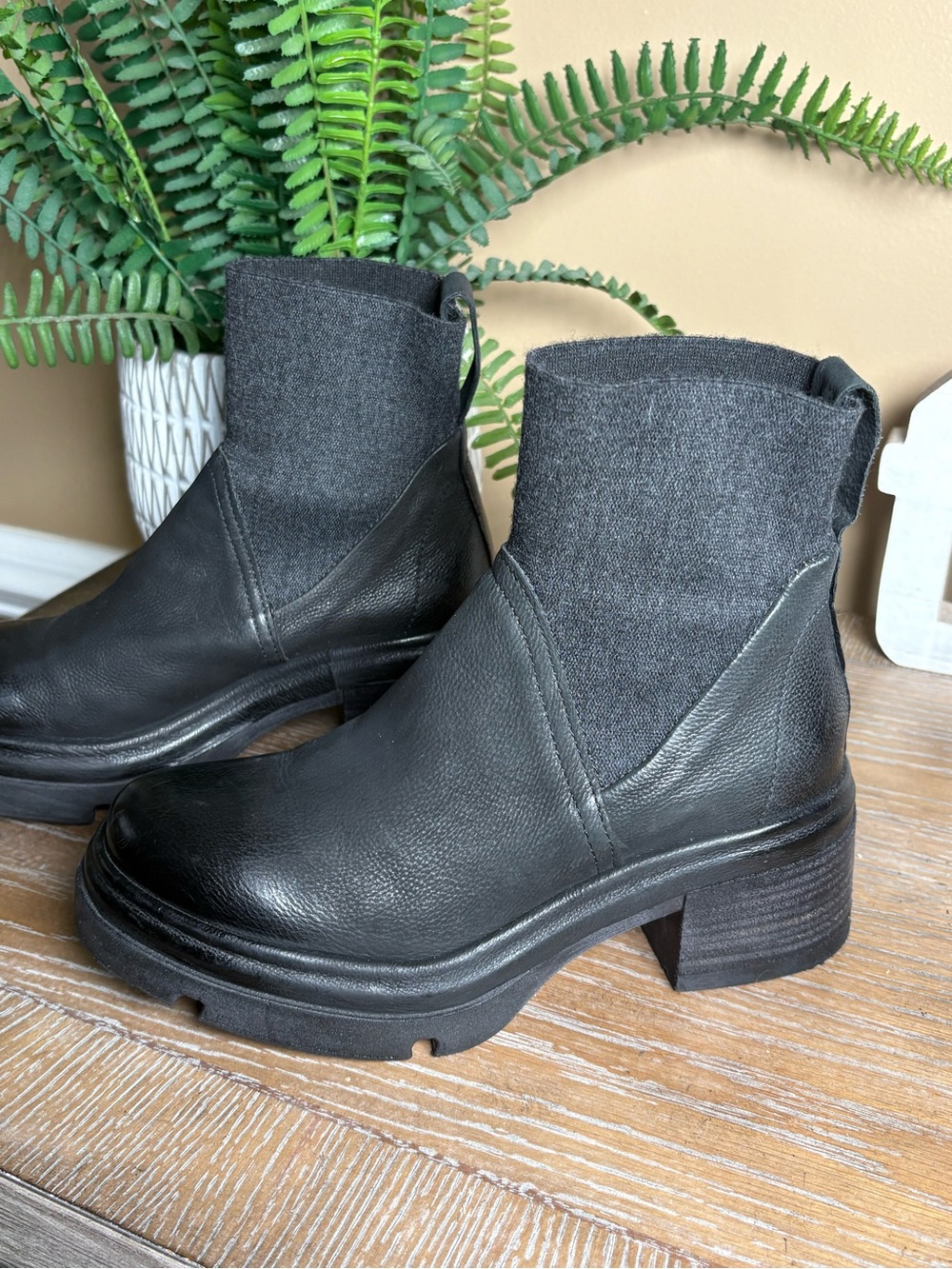 A.S.98 Edie Black Lug Sole Ankle
Boots Women's Size 6 - Picture 5 of 14